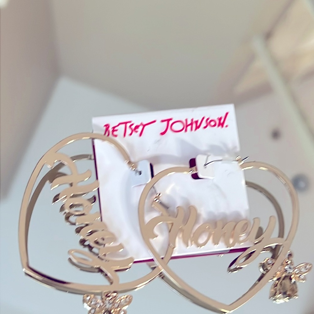 Betsy Johnson – honey and Bee heart loop earrings